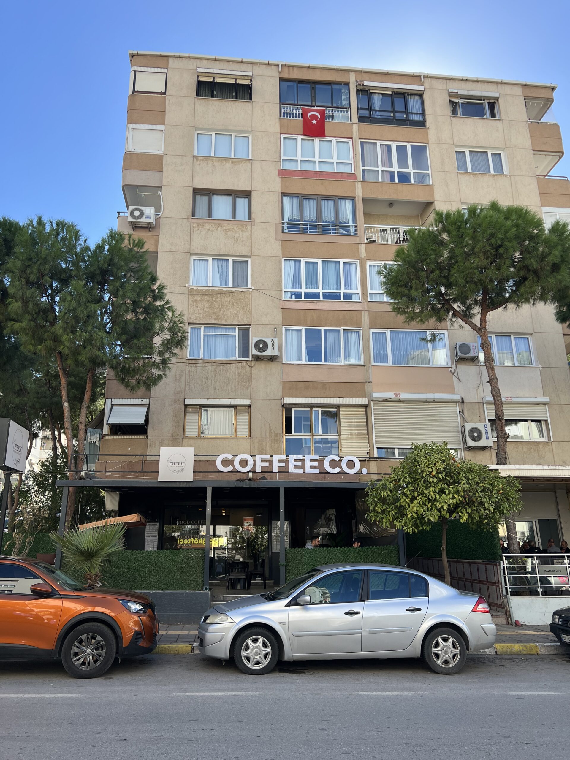 SAKARYA CADDESİNDE KÖŞE KONUMLU HAZIR DÜZEN CAFE