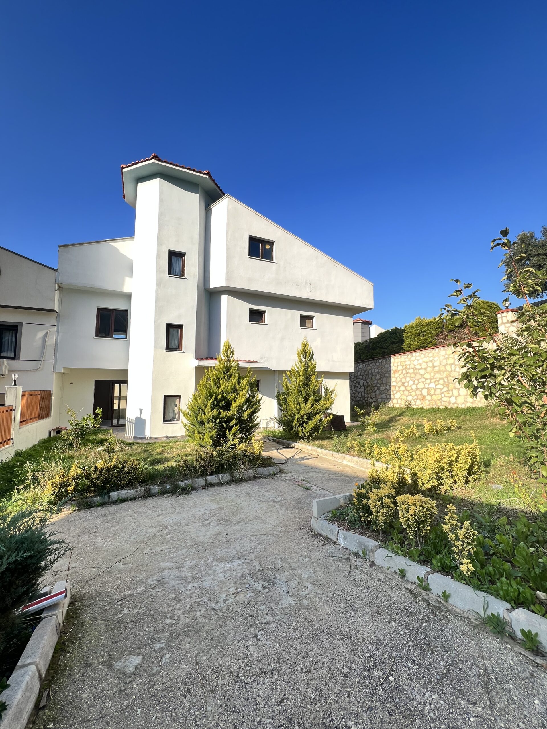 GÜZELBAHÇEDE SİTE İÇİNDE 5+2 FORLEX OTOPARKLI KİRALIK VİLLA